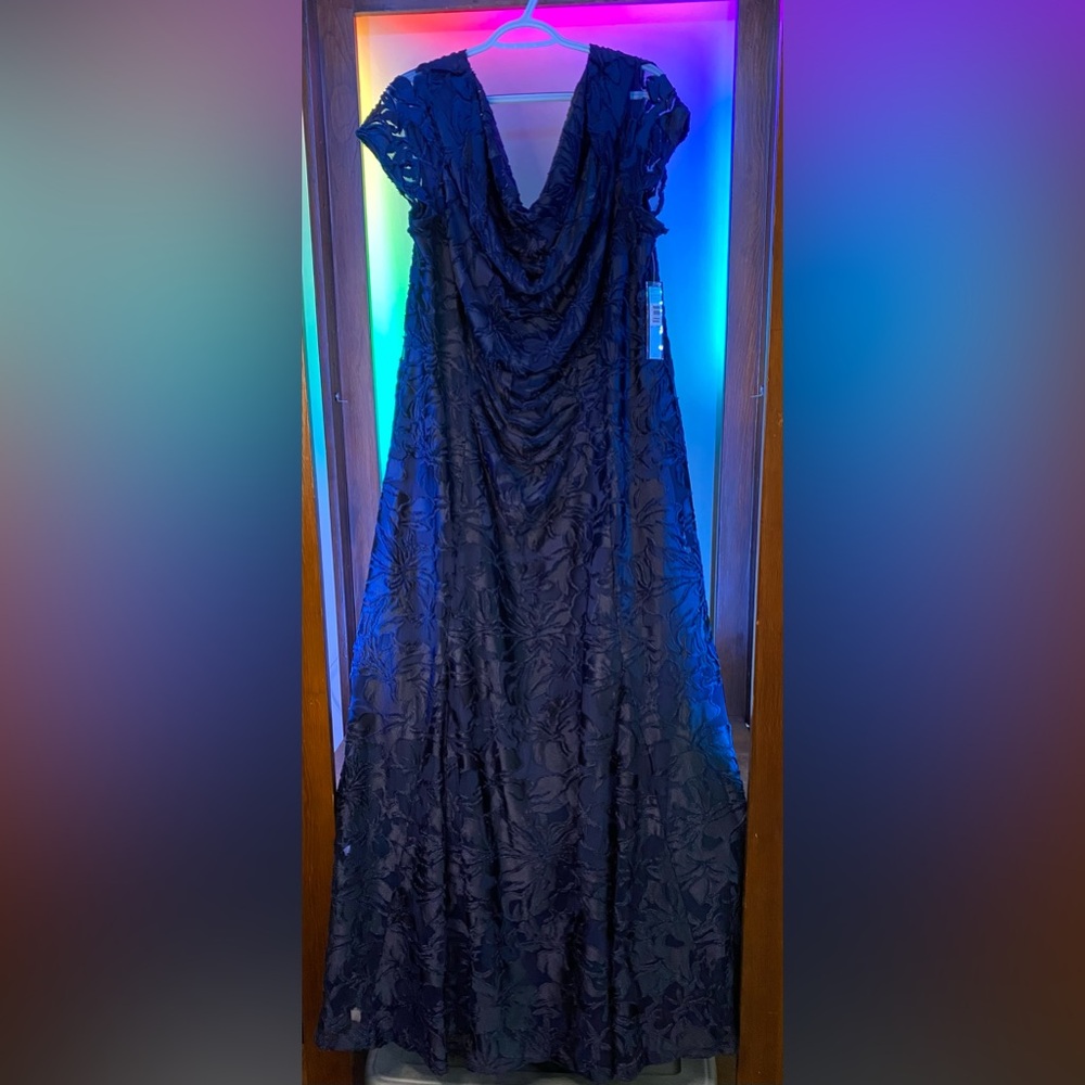 Tahari Women’s Navy Blue Lace Sleeve Plus Size Dress Size 20W